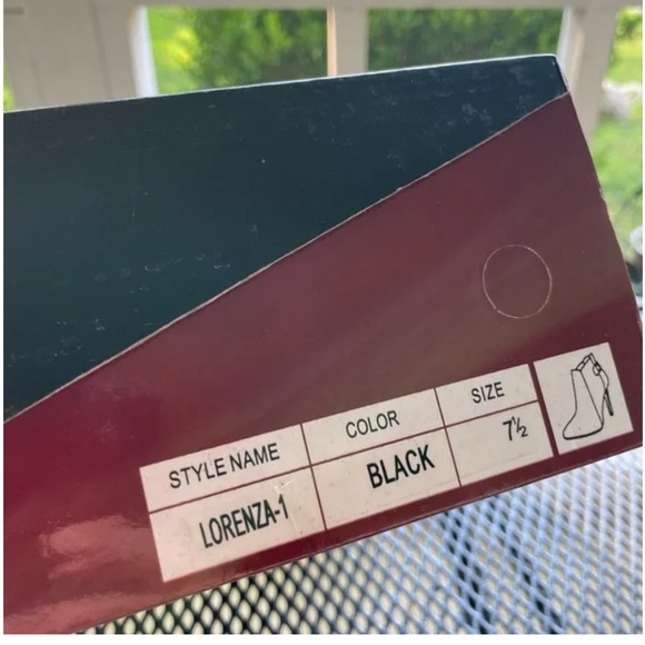 Liliana Lorene-1 booties size 7.5 Black Heel ankle women’s gold detail point - Picture 4 of 9